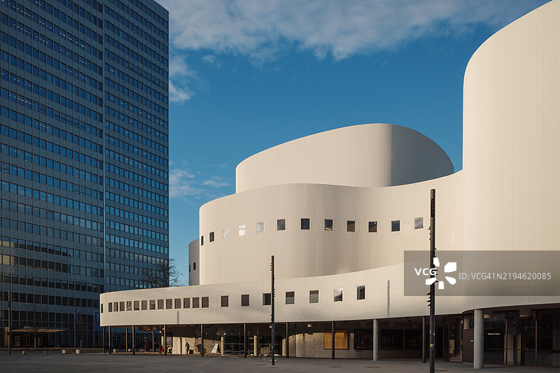 德国杜塞尔多夫的杜塞尔多夫戏剧院在阳光明媚的户外景观。图片素材