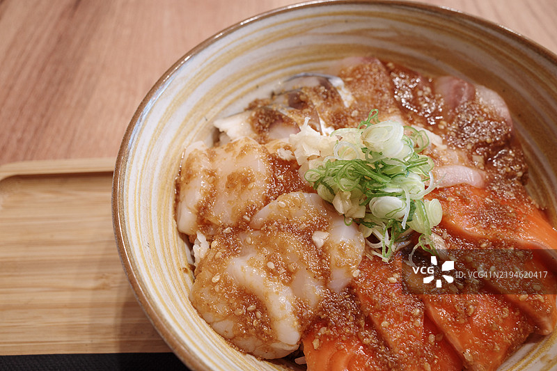 新鲜生三文鱼和扇贝的日本丼饭。图片素材