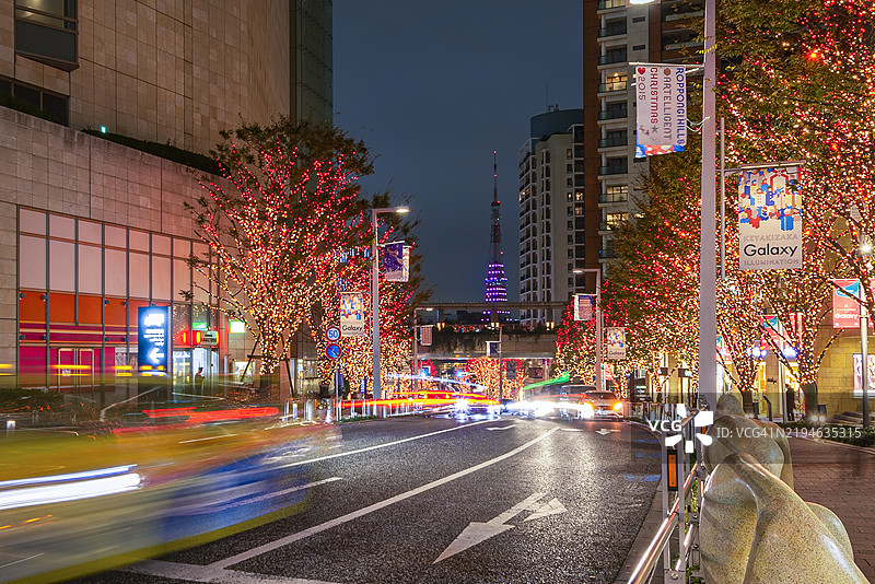 东京塔和夜间的欅坂街灯光，六本木，东京，日本图片素材