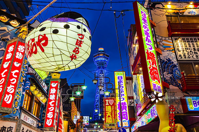 日本大阪新世界地区和通天阁夜景的灯光照明图片素材