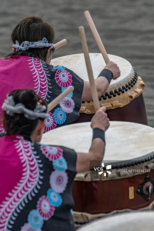 日本神奈川海滩上的日本太鼓图片素材