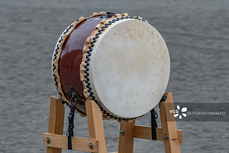 日本神奈川海滩上的日本太鼓图片素材