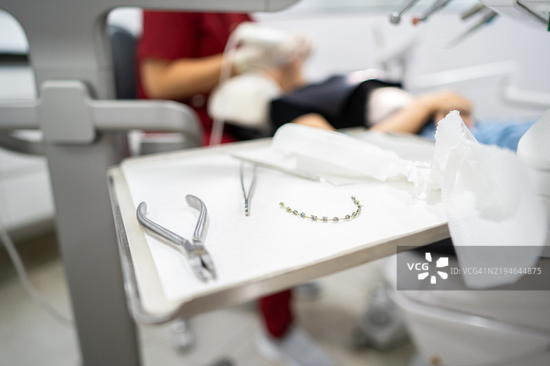 牙科检查时，托盘上放着正畸丝和钳子图片素材