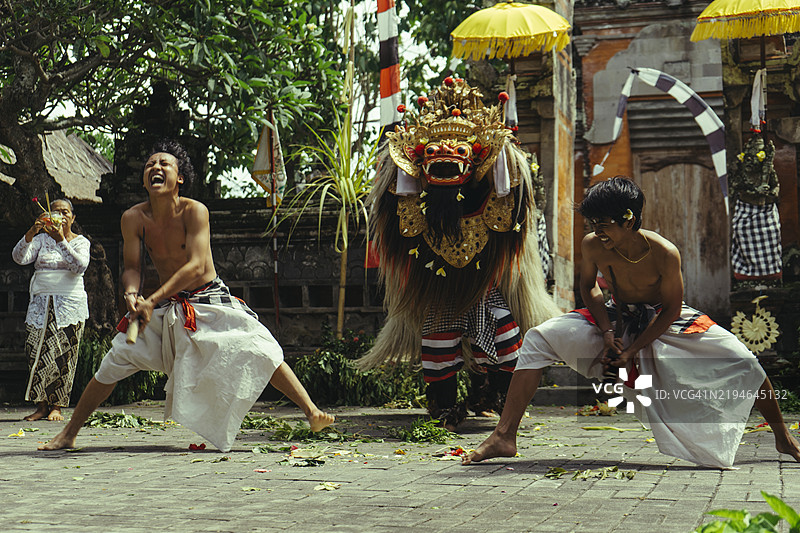 2017年4月7日在印度尼西亚巴厘岛，巴龙舞与朗达进行战斗。巴龙舞是一个传统的地方舞蹈，讲述了拉玛雅那的故事。图片素材