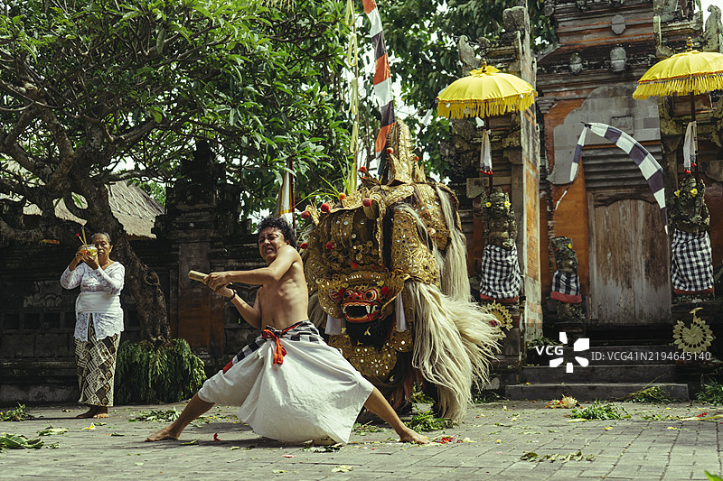 2017年4月7日在印度尼西亚巴厘岛，巴龙舞与朗达进行战斗。巴龙是一个传统的地方舞蹈，讲述了拉玛雅那的故事。图片素材
