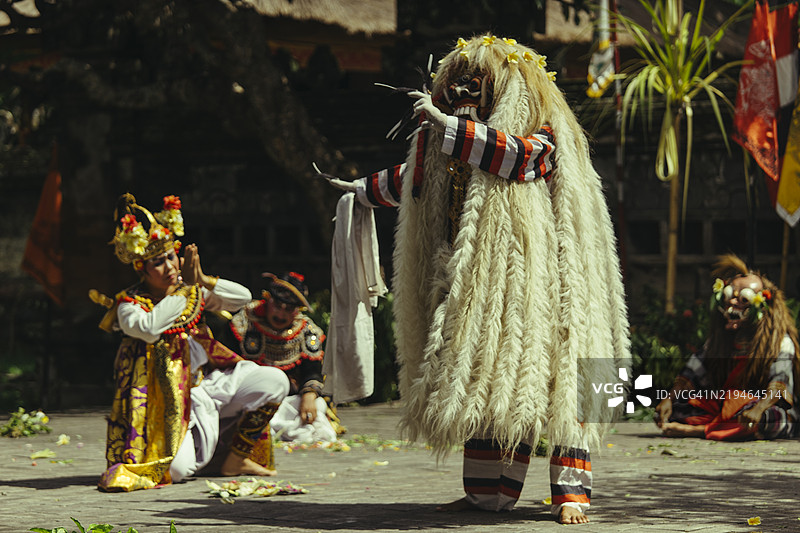 2017年4月7日在印度尼西亚巴厘岛，巴龙舞与朗达进行战斗。巴龙是一个传统的地方舞蹈，讲述了拉玛雅那的故事。图片素材