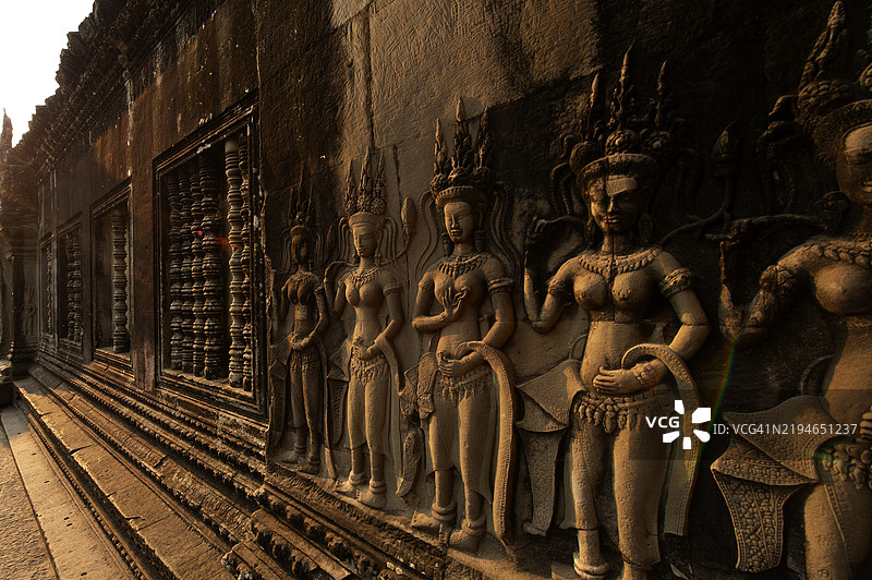 吴哥窟中央塔角落的阿普萨拉雕刻群，晨光洒在柬埔寨暹粒。图片素材