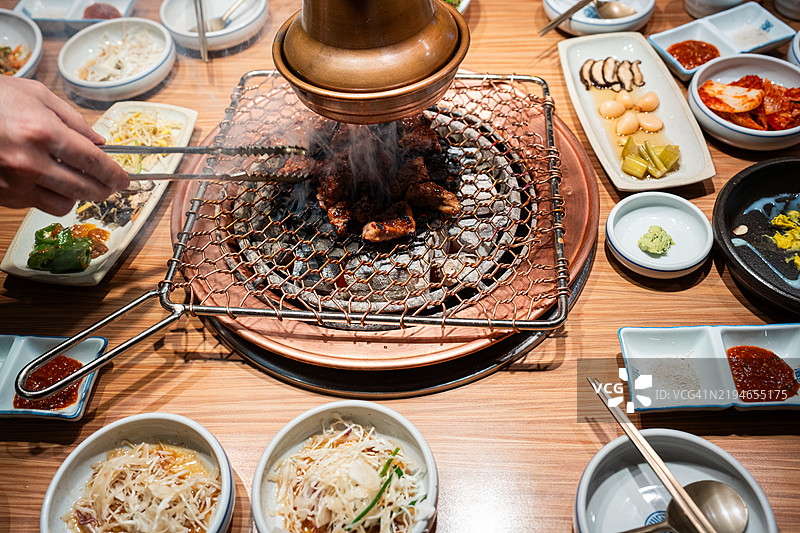 韩国烧烤和韩国小菜图片素材