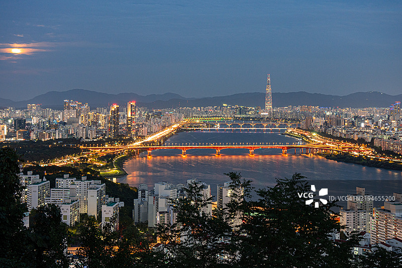俯瞰汉江和韩国江南的夜景，首尔乐天世界大厦图片素材