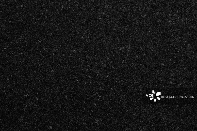 老旧、风化的混凝土墙壁特写，背景呈深灰色，几乎是黑色。图片素材