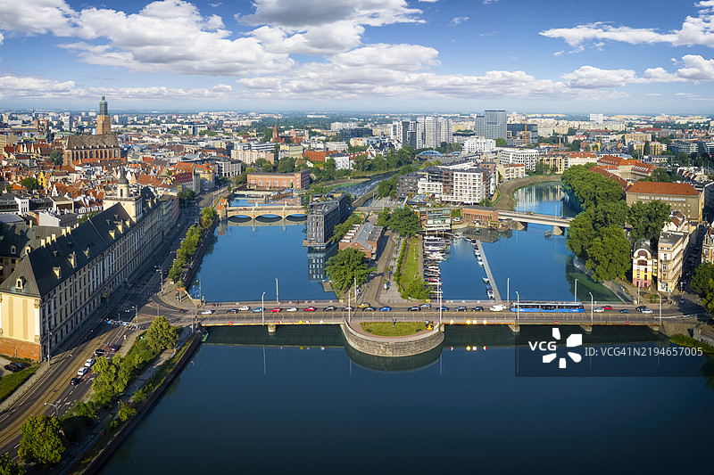 波兰的假期 - 弗罗茨瓦夫市中心和奥德河的晨景图片素材