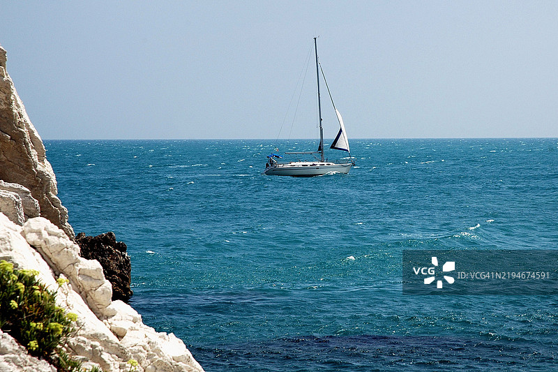 在双姐妹岛上的帆船。图片素材