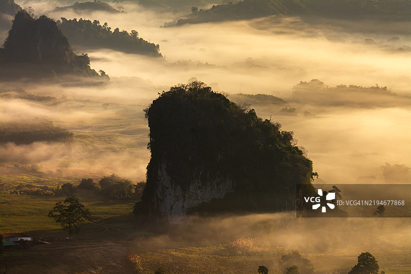 泰国帕尧省普朗卡国家公园的日出晨雾旅行胜地图片素材