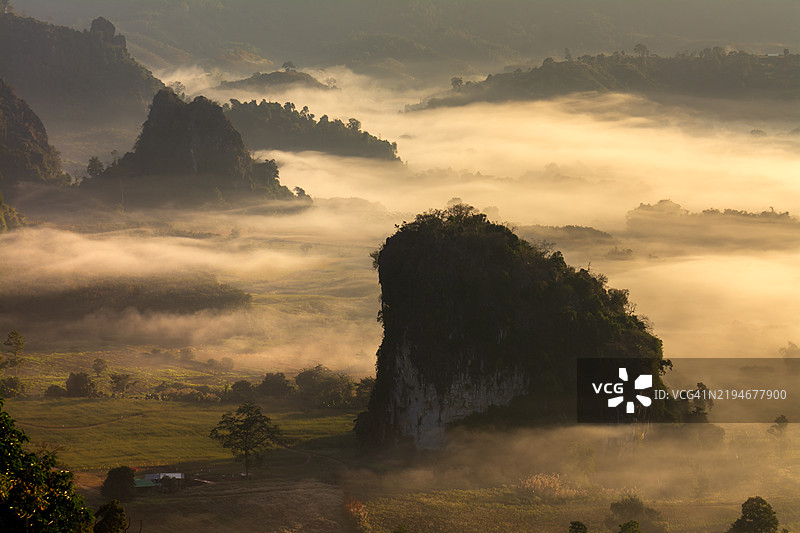 泰国帕尧省普朗卡国家公园的日出晨雾旅行胜地图片素材