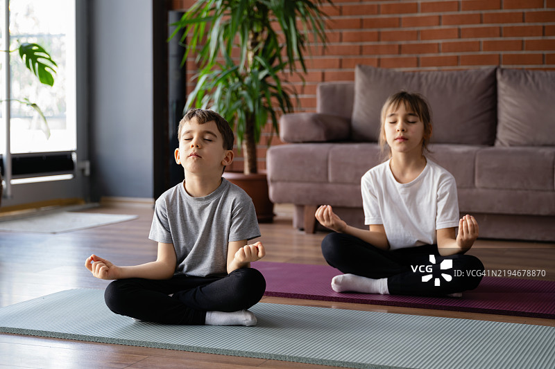 孩子们在家做瑜伽图片素材