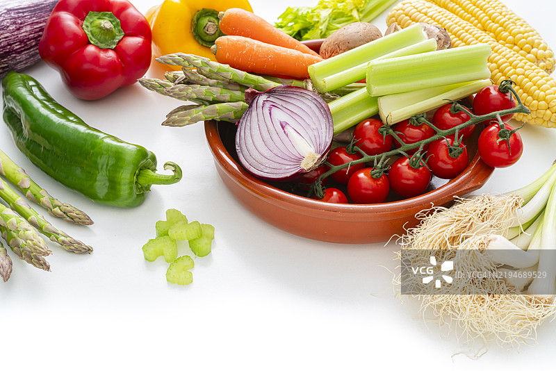 素食饮食。白色背景上的新鲜有机生蔬菜图片素材