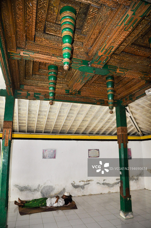 苏门答腊大清真寺（苏门答腊大清真寺）的内部空间，配有一名守卫。图片素材