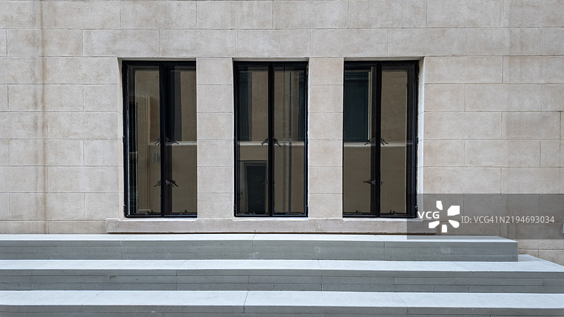 现代米色外立面与高大的玻璃窗图片素材