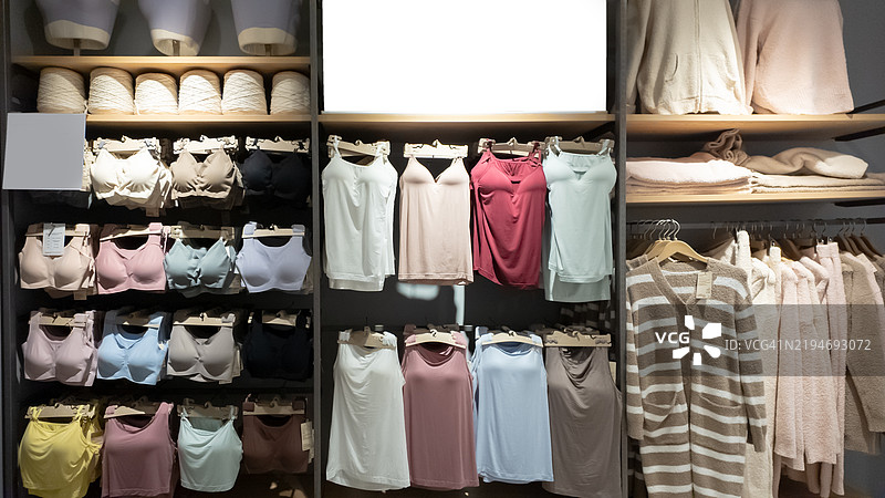 温馨商店中的色彩缤纷的亲密休闲服展示图片素材