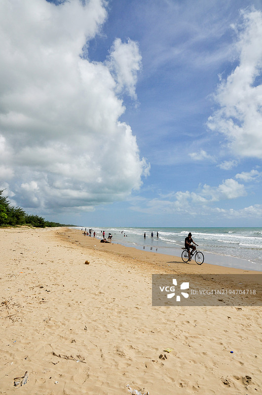 马杜拉岛隆邦海滩的夏季景色图片素材