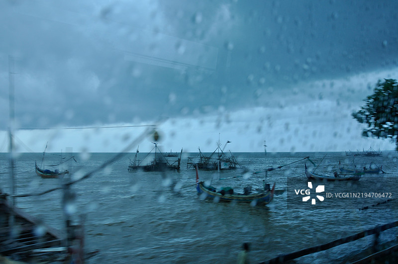 透过雨窗看海上的渔船图片素材