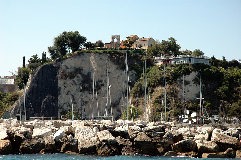 从船上看：努马纳及其港口和部分历史中心。图中展示了努马纳的一座名为“塔”的拱门。图片素材