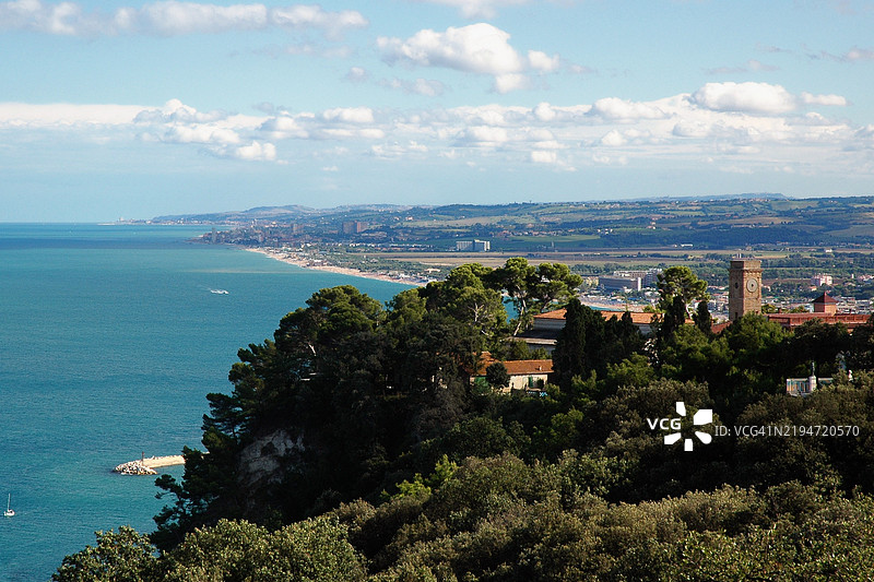 西罗洛 - 从西罗洛露台俯瞰圣弗朗西斯科钟楼和南里维埃拉图片素材