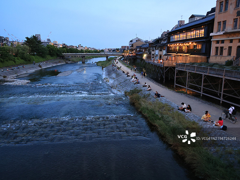 从四条桥俯瞰的鸭川 - 日本京都河原町地区图片素材