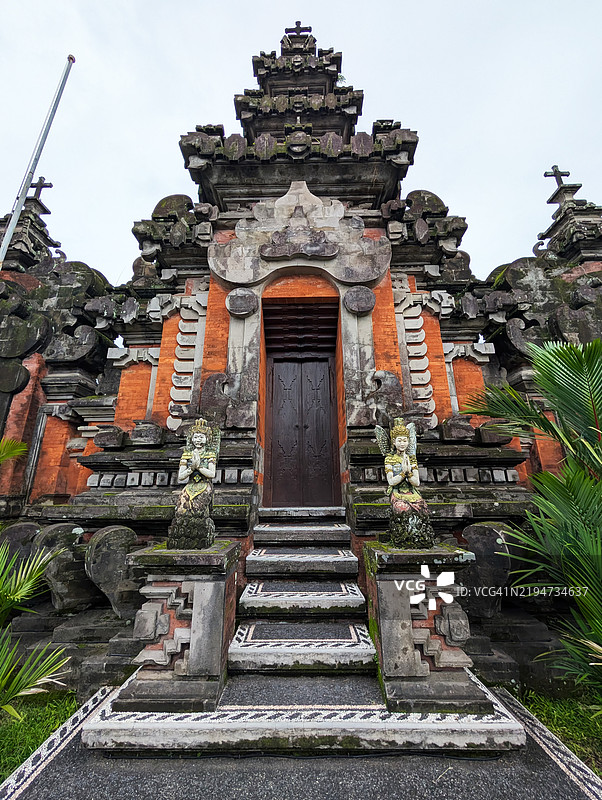 巴厘岛昌古巴巴坎天主教堂的门口入口图片素材