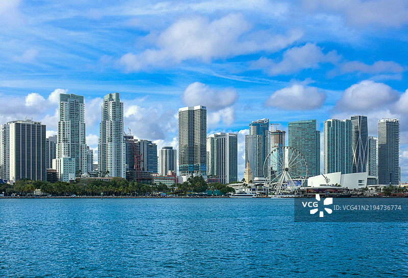 迈阿密天际线与金融区和大西洋海滨在浪漫的天空下，位于佛罗里达州迈阿密，美国图片素材