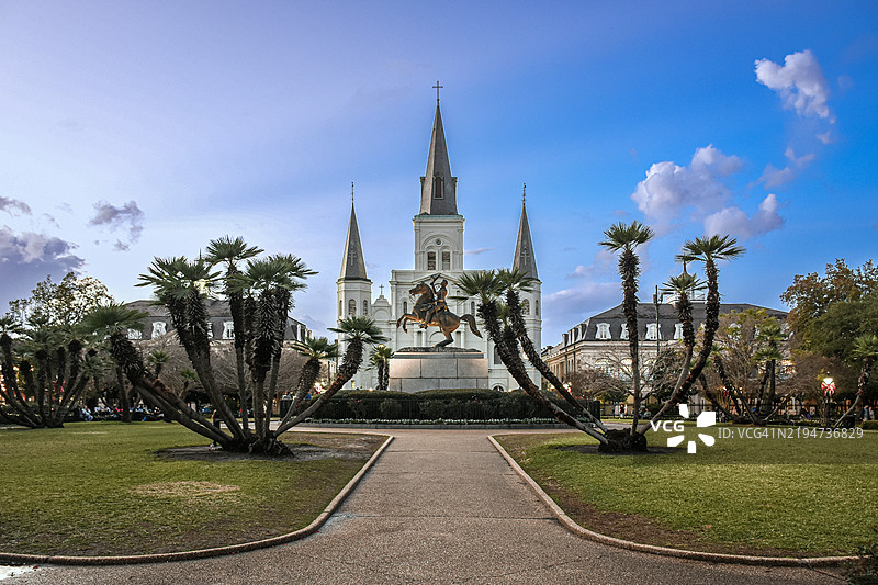 新奥尔良（“Nola”），路易斯安那州，圣路易斯大教堂的外立面在黄昏时分被照亮图片素材