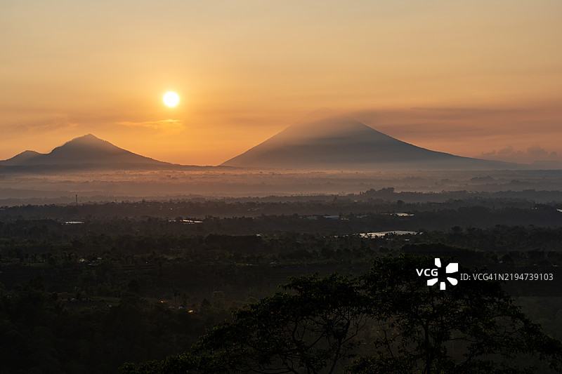 阿贡山和阿邦山上的日出图片素材