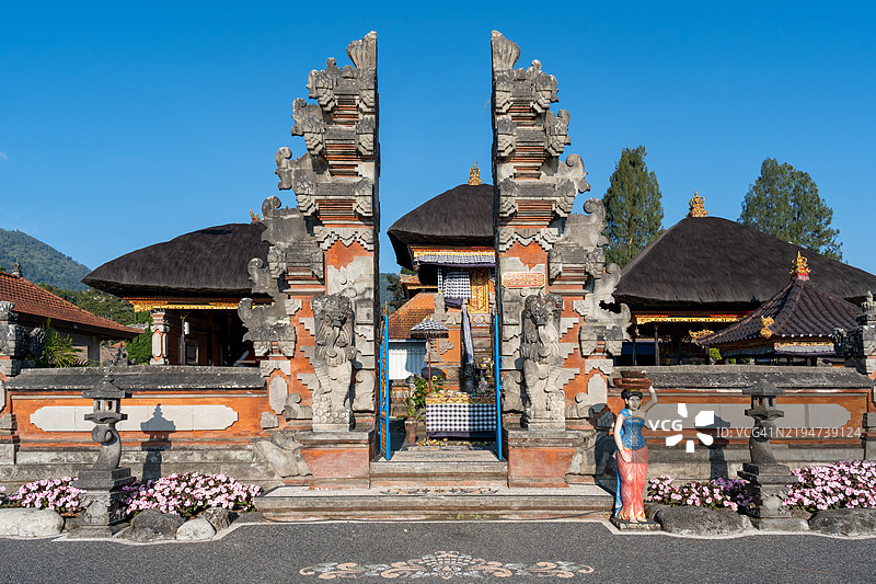 印度尼西亚巴厘岛贝杜古尔乌伦达努布拉坦寺的门口图片素材