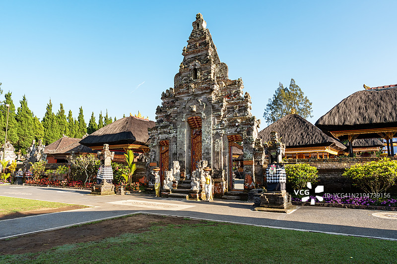 布拉丹湖乌伦达努寺的寺庙大门图片素材