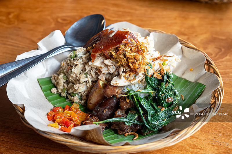 混合米饭配烤乳猪和劳瓦尔图片素材