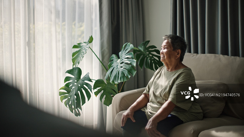 独自在家的老人。图片素材