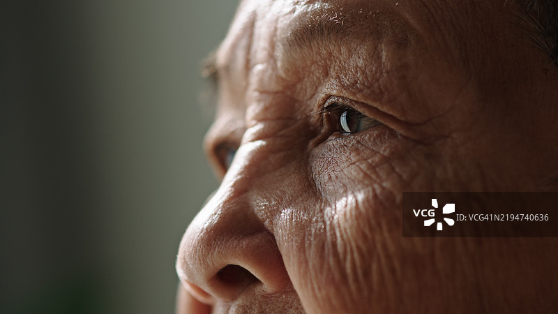 老年人的特写镜头。图片素材