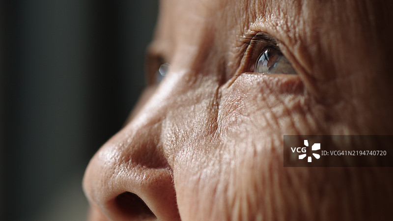 老年人的特写镜头。图片素材