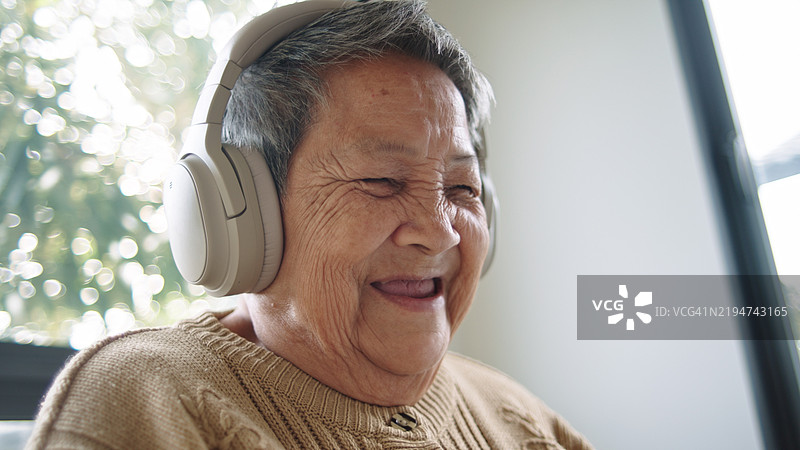 老人很快乐。图片素材