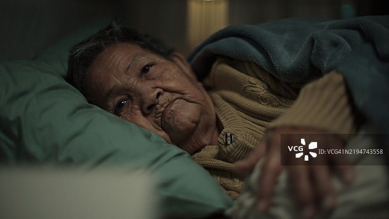 老年人失眠。图片素材