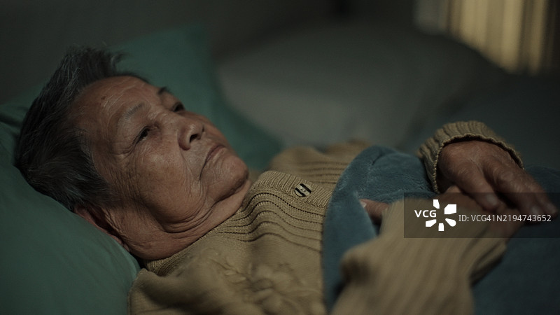 老年人失眠。图片素材