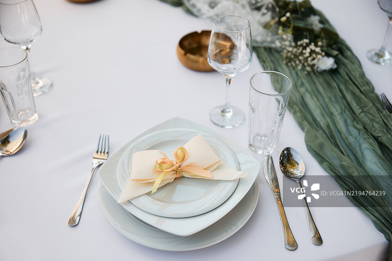 庆祝活动中装饰桌上的餐具。图片素材