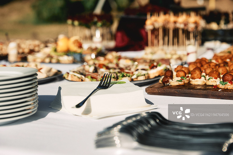 聚焦于庆祝当天餐饮旁边餐巾上的叉子。图片素材