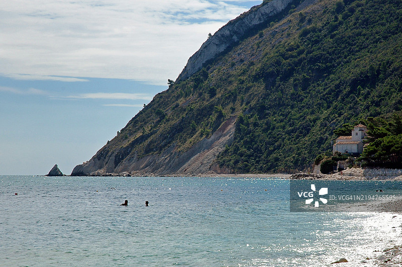波尔托诺沃 - 波尔托诺沃圣玛利亚 - 教堂、岩石和帆船海滩图片素材