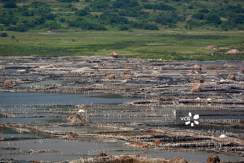 火山口湖中的盐矿图片素材