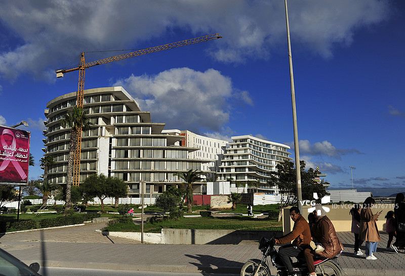 政治 - 经济 - 增长。突尼斯比泽尔塔市的一个建筑工地。图片素材