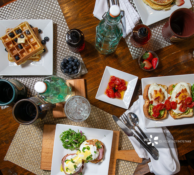 满桌的民宿早餐图片素材