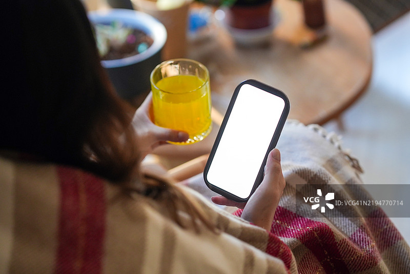 患者在家中使用设备，感冒和高烧图片素材