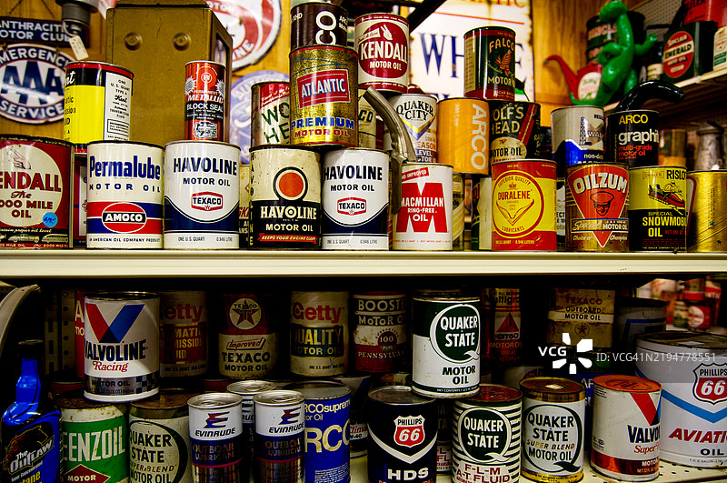 旧机油罐放在架子上图片素材