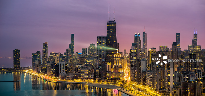 黄昏时分芝加哥天际线的戏剧性全景图片素材